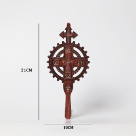 Cruce  din lemn cu motive traditionale