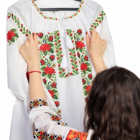 Ie traditionala pentru femei motive florale