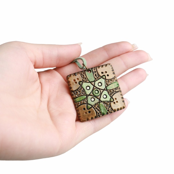 Colier din ceramica pictat