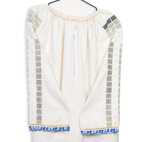 Ie traditionala cusuta manual din Bucovina