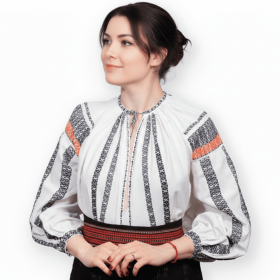 Ie traditionala cusuta manual din Bucovina