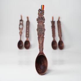 Lingura din lemn cu motive traditionale - 30 cm
