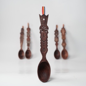 Lingura din lemn cu motive traditionale - 30 cm
