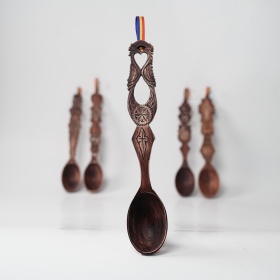Lingura din lemn cu motive traditionale - 30 cm