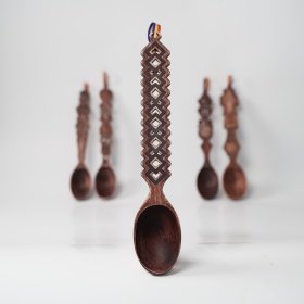 Lingura din lemn cu motive traditionale - 30 cm
