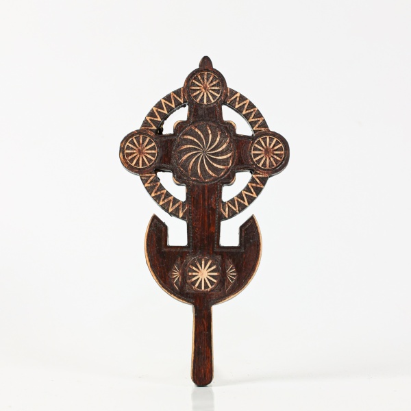 Cruce de mana din lemn