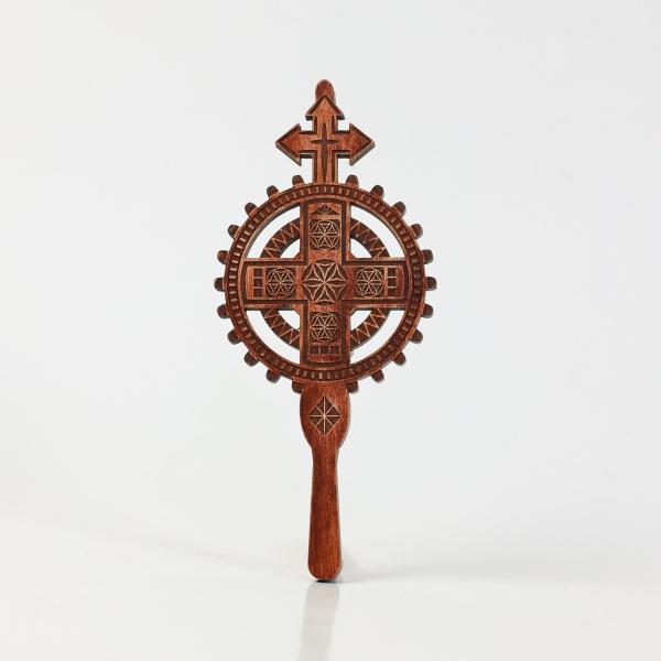 Cruce cu motive traditionale din lemn