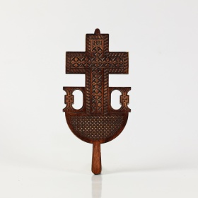 Cruce cu motive traditionale din lemn