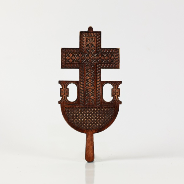 Cruce cu motive traditionale din lemn