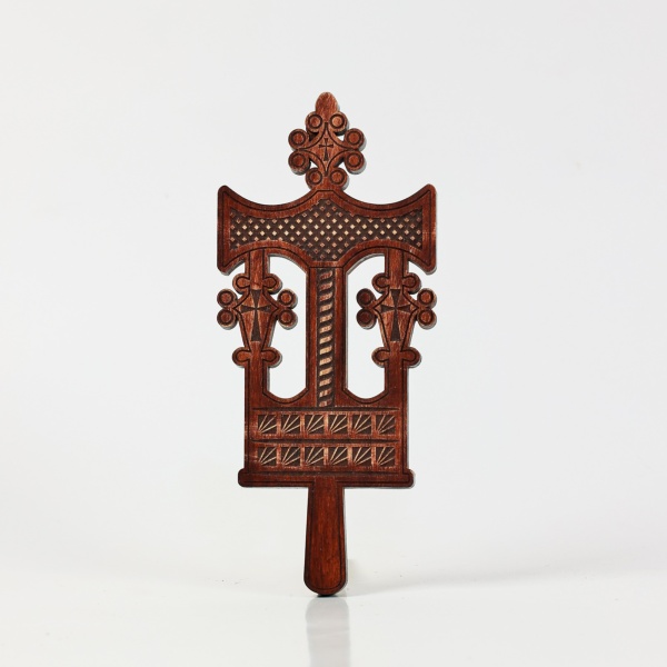 Cruce de mana cu motive traditionale din lemn