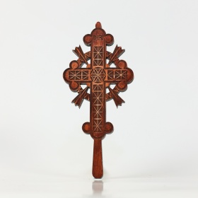 Cruce de mana din lemn