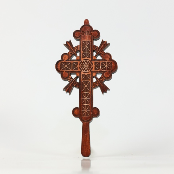 Cruce de mana din lemn