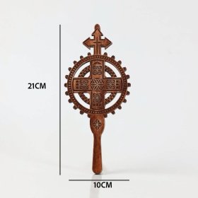 Cruce cu motive traditionale din lemn