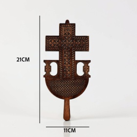 Cruce cu motive traditionale din lemn